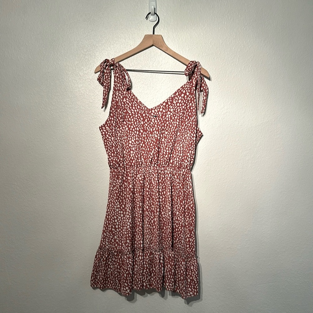 Adjustable, tie straps. slight ruffle at bottom.